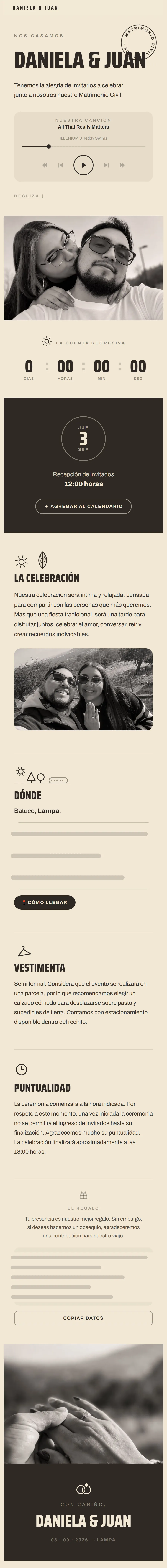 Invitación de matrimonio civil recorrida de arriba abajo: portada crema con un sello circular, el reproductor con la canción de la pareja, fotografías en blanco y negro, la celebración, el lugar, la vestimenta y los datos para el regalo.